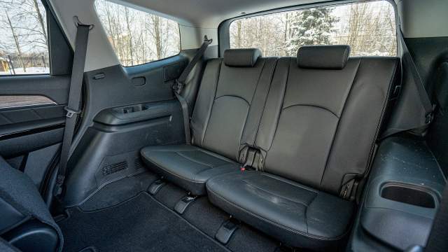 Третий ряд полне взрослый, но сиденья установлены низковато