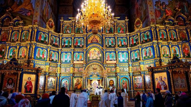 Священнослужители на пасхальном богослужении в Свято-Успенском кафедральном соборе в Нур-Султане