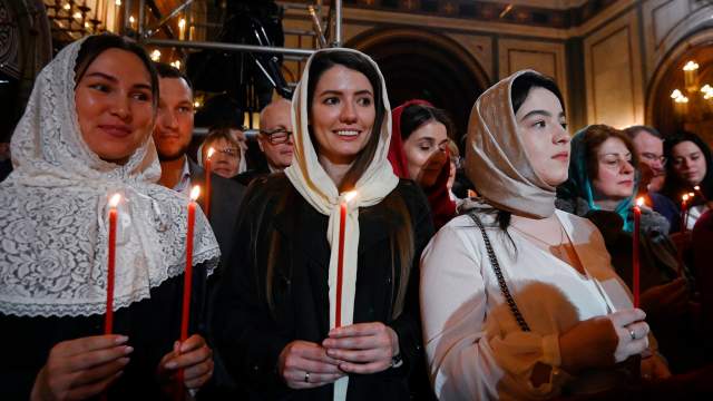 Прихожане на пасхальном богослужении в храме Христа Спасителя в Москве.