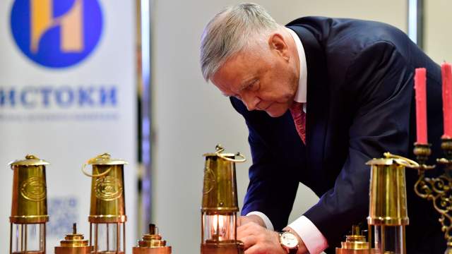 Председатель попечительского совета Фонда Андрея Первозванного Владимир Якунин с Благодатным огнем в аэропорту Внуково