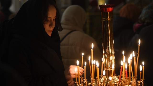 Верующие на праздничном пасхальном богослужении в Вознесенском кафедральном соборе в Новосибирске.