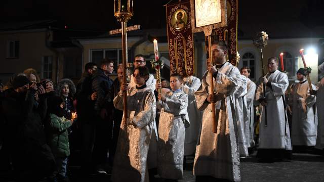 Священнослужители во время пасхального крестного хода возле Вознесенского кафедрального собора в Новосибирске