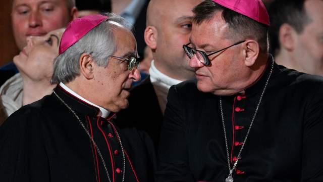 Апостольский нунций в РФ (посол Ватикана) архиепископ Джованни Д'Аньелло (слева) и архиепископ-митрополит католической епархии Божией Матери в Москве Паоло Пецци перед началом пасхального богослужения в храме Христа Спасителя в Москве.