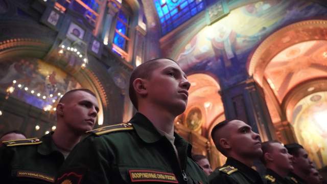 Военнослужащие на Божественной литургии в Главном Храме Вооруженных Сил РФ