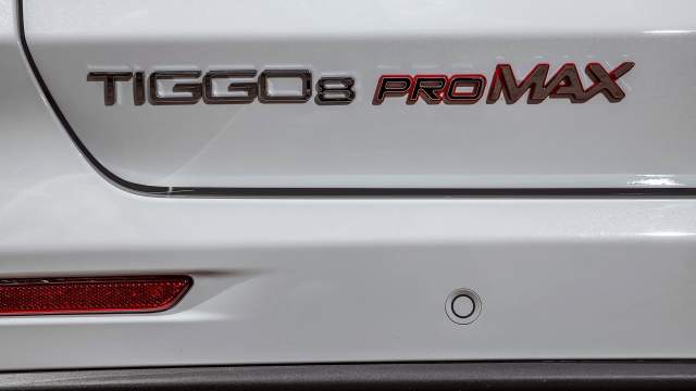 Надписей на багажной двери многовато