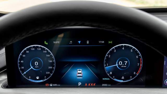 Цифровая приборная панель предлагает несколько вариантов оформления. В том числе — с классическими циферблатами