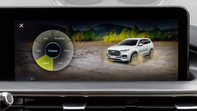 Ездовых режимов шесть, три дорожных и три внедорожных. Через тачскрин настраиваются даже фары