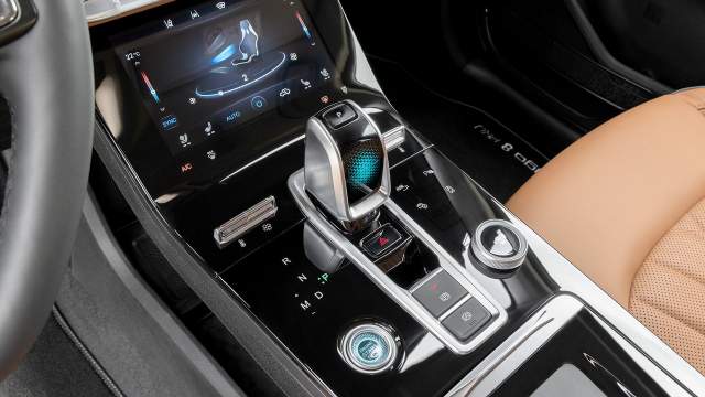 Режимы трансмиссии меняются одним кликом, а не двумя, как на автомобилях Exeed