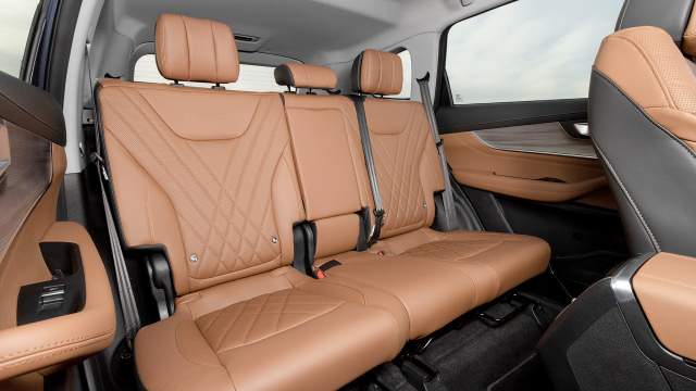 На третий ряд можно посадить взрослых, но потолок низковат