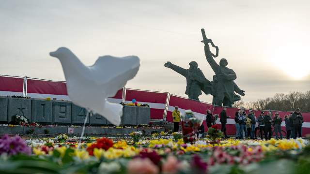 Цветы у мемориального комплекса "Памятник воинам Советской Армии - освободителям Советской Латвии и Риги от немецко-фашистских захватчиков" в Риге