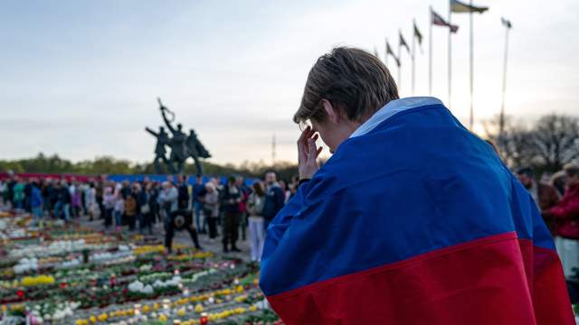 Участник церемонии возложения цветов у мемориального комплекса "Памятник воинам Советской Армии - освободителям Советской Латвии и Риги от немецко-фашистских захватчиков" в Риге.