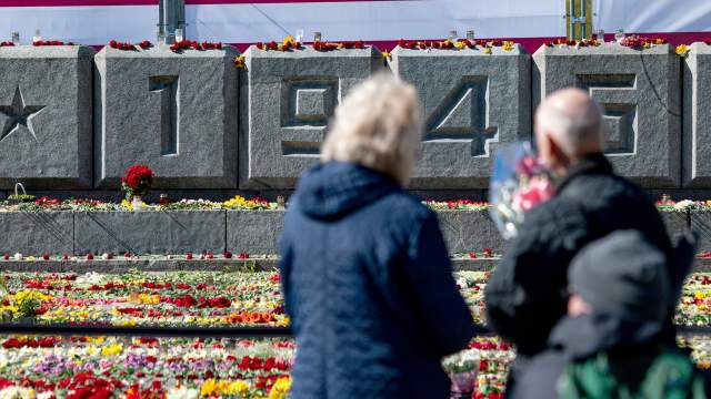 Празднование 77-й годовщины Победы в Великой Отечественной войне на территории мемориального комплекса "Памятник воинам Советской Армии - освободителям Советской Латвии и Риги от немецко-фашистских захватчиков" в Риге.