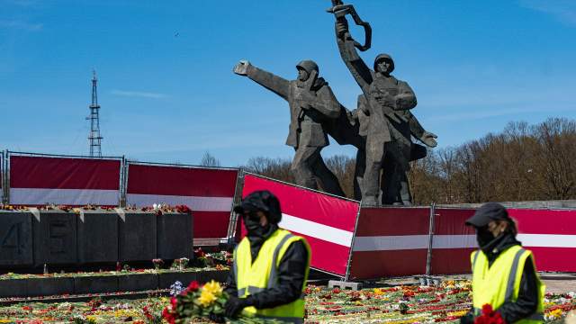 Празднование 77-й годовщины Победы в Великой Отечественной войне на территории мемориального комплекса "Памятник воинам Советской Армии - освободителям Советской Латвии и Риги от немецко-фашистских захватчиков" в Риге.