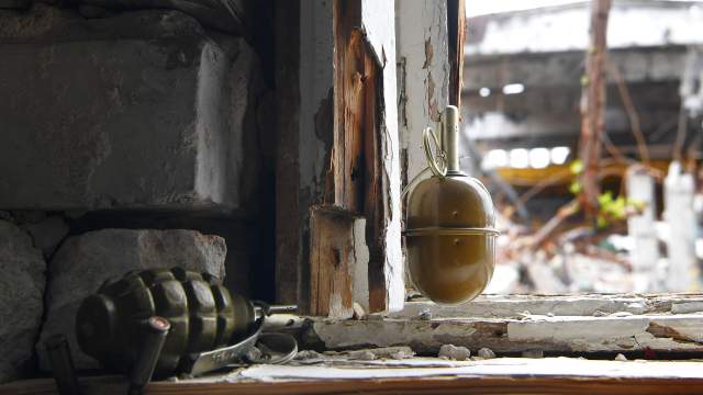 Гранаты на окне одного из разрушенных зданий на территории комбината «Азовсталь» в Мариуполе