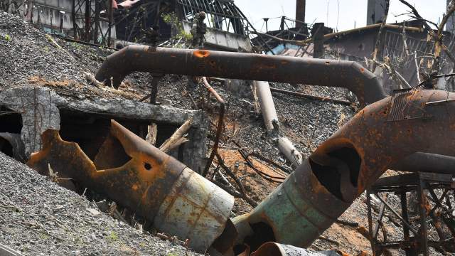 Выход из тоннеля на территории комбината «Азовсталь», из которого в прошедшие дни выходили украинские военнослужащие и боевики нацбатальона «Азов», сдававшиеся в плен