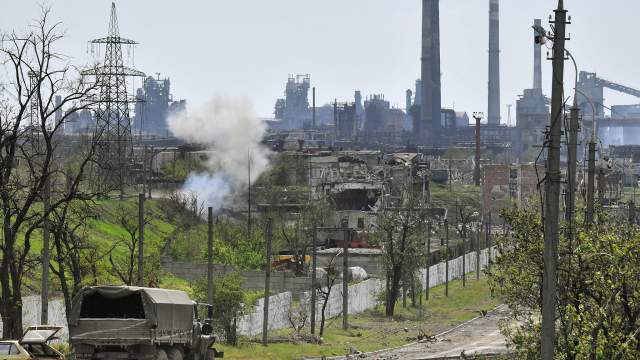Саперы батальона «Восток» Народной милиции ДНР подрывают неразорвавшиеся снаряды и мины, найденные на территории комбината «Азовсталь» в Мариуполе