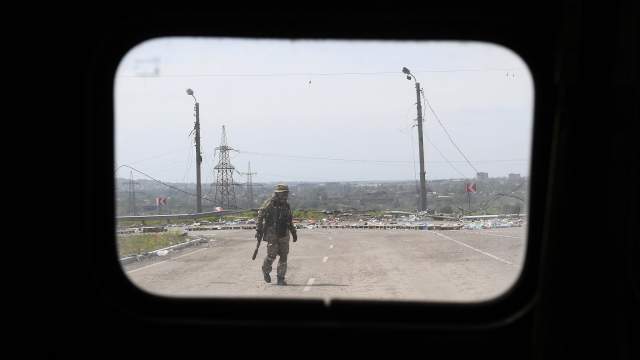 Дорога у комбината «Азовсталь» в Мариуполе, по которой в прошедшие дни выходили сдаваться в плен украинские военнослужащие и боевики нацбатальона «Азов»