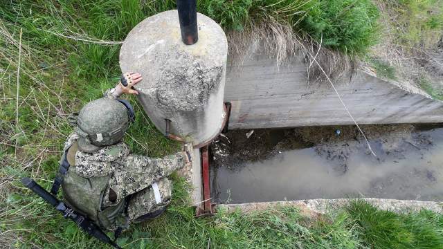 Военнослужащий ВС РФ открывает шлюз по которому будет поступать вода из Северо-Крымского канала в водохранилище завода «Крымский титан»