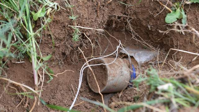 Подготовка управляемого подрыва оставленной украинской армией взрывчатки у шлюза Северо-Крымского канала в Херсонской области