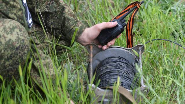 Сапер готовит управляемый подрыв оставленной украинской армией взрывчатки у шлюза Северо-Крымского канала в Херсонской области