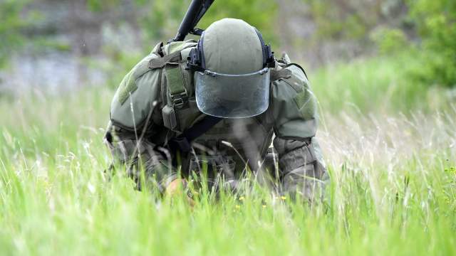 Сапер ВС РФ во время работ по восстановлению гидротехнических сооружений Северо-Крымского канала в Херсонской области, обеспечивающего работу завода «Крымский титан»