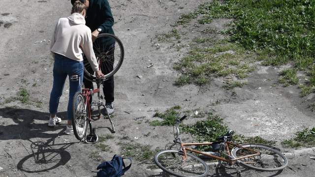 Местные жители на одной из улиц в Мариуполе