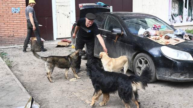 Местные жители на одной из улиц в Мариуполе