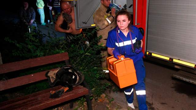 Сотрудники МЧС и медики прибыли к месту обстрела ВСУ в Донецке