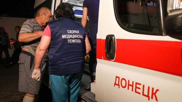 Оказание медицинской помощи мужчине, пострадавшему в результате обстрела