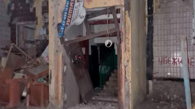 Жилой дом, пострадавший в результате обстрела Донецка силами ВСУ