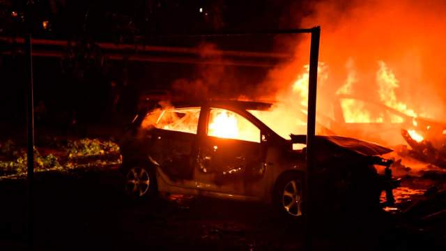 Горящие авто в результате обстрела центра Донецка