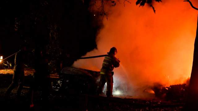 Сотрудник МЧС во время тушения пожара