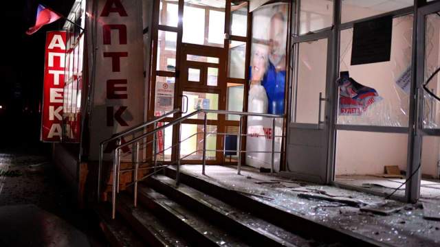 Здание, пострадавшее в результате обстрела ВСУ центра Донецка