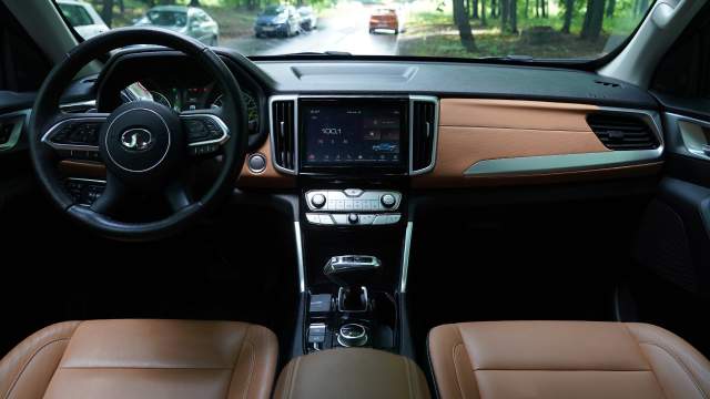 В максимальной комплектации салон автомобиля щеголяет яркой обивкой из «экокожи»