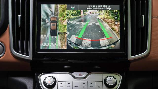 Благодаря системе кругового обзора маневрирование на 5.5-метровом пикапе не вызывает трудностей