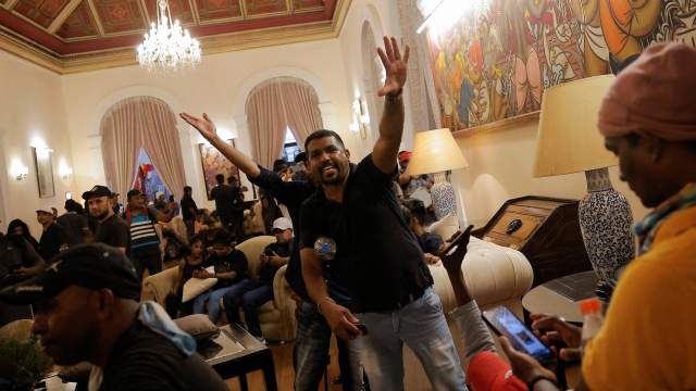 На фоне происходящих протестов премьер-министр Шри-Ланки Ранил Викрамасингхе созвал экстренное совещание партийных руководителей