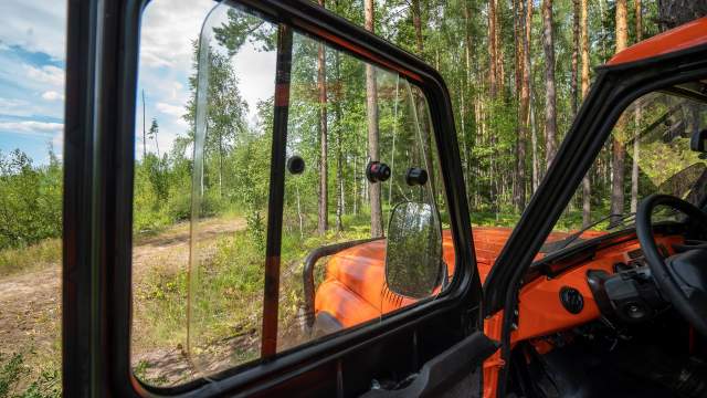 Сдвижные форточки с защелками — обеспечивают вентиляцию салона только во время движения машины