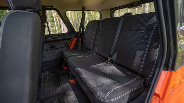 На втором ряду сидений достаточно просторно. Однако сами сидения лишены подголовников