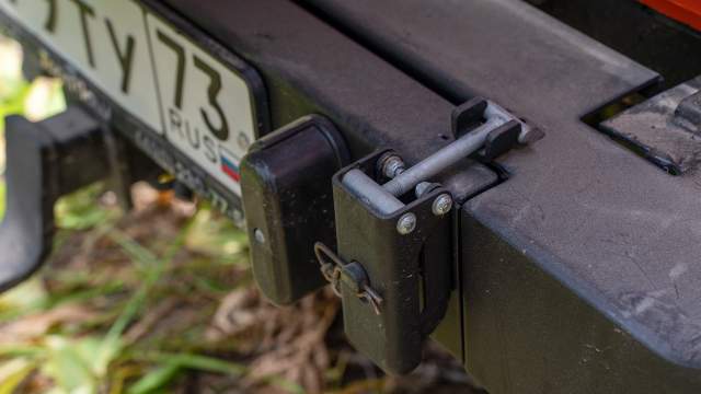 Перед тем как открыть багажник, необходимо убрать защитный шплинт...