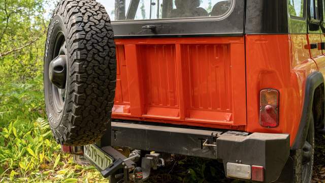 и откинуть массивный кронштейн с запасным колесом...