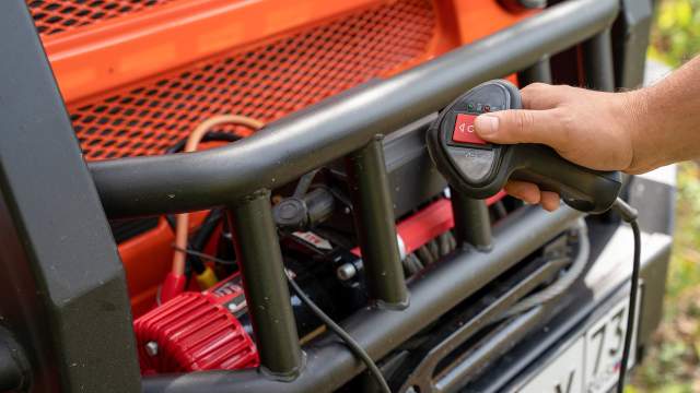 Массивный стальной бампер с лебедкой, оснащенной выносным пультом...