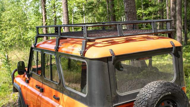 ... и металлический багажник на крыше входят в стандартное оснащение экспедиционной версии «УАЗ Hunter»