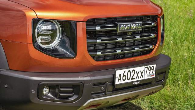 Светодиодные фары и задние парковочные датчики есть уже в базовом оснащении. Передние датчики предлагаются только в топовой комплектации