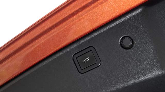 Крышка багажника электрифицирована, ее можно открыть «пинком» под бампер