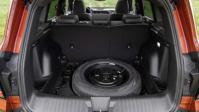 Объем багажника зависит от величины запаски. С докаткой он равен 371 л, с полноразмерным колесом — 333 литра