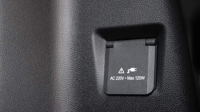 В багажнике есть розетка