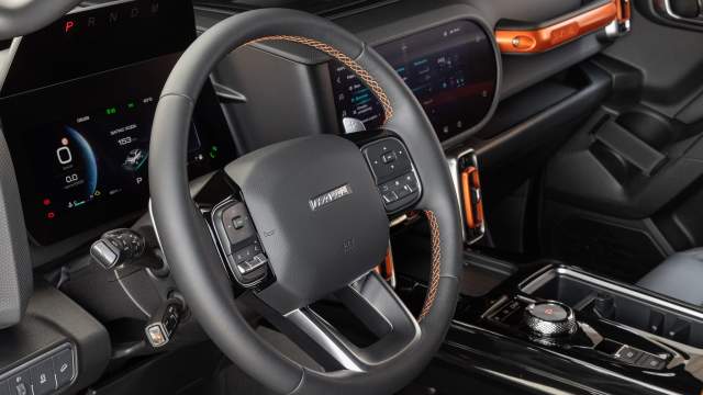 Для ручного переключения передач есть подрулевые лепестки, а управление адаптивным круиз-контролем выведено на отдельный рычажок