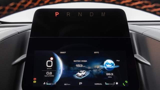 Режимы трансмиссии отображаются на козырьке приборки