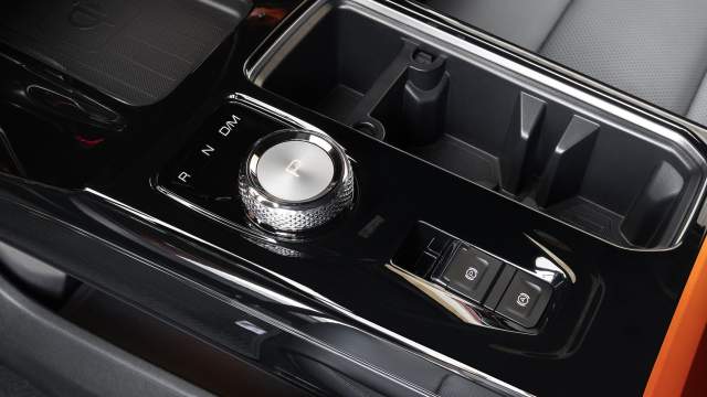 За управление трансмиссией отвечает селектор-шайба, подстаканники справа можно вынуть, сделав еще одну нишу для мелочевки