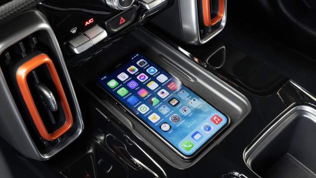 Физических клавиш минимум. В обрезиненную нишу для смартфона встроена индукционная зарядка